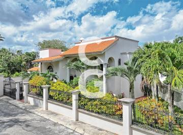 Casa · 803ha · 4 Recámaras · 5 Estacionamientos · Casa en Venta en Cancún en Residencial Campestre Cancún con Alberca, Jardín y 4 Recámaras