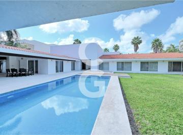 Casa · 1800ha · 5 Recámaras · 4 Estacionamientos · Casa en Venta en Cancún en Residencial Villa Magna con Terraza, Alberca, Jardín y % Recámaras