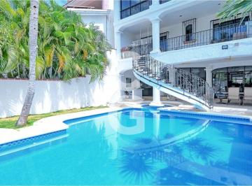 Casa · 626ha · 3 Recámaras · 3 Estacionamientos · Casa en Venta en Cancún en Calle Quetzal en Zona Hotelera con Alberca y Jardín