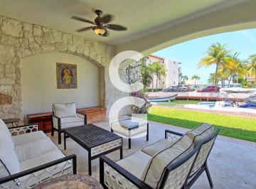 Casa · 424ha · 4 Recámaras · 4 Estacionamientos · Casa en Venta en Cancún en Residencial Isla Dorada con Terraza Frente a Muelle
