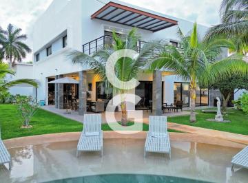 Casa · 943ha · 5 Recámaras · 6 Estacionamientos · Casa en Venta en Cancun en Residencial Villa Magna con Alberca y Jardín