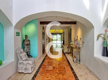 Casa · 419ha · 6 Recámaras · 2 Estacionamientos · Casa en Venta en Cancún en Zona Hotelera con 6 Habitaciones y Alberca