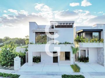 Casa · 181ha · 3 Recámaras · 2 Estacionamientos · Casa en Venta en Cancún en Residencial Losantos con Alberca y Jardín