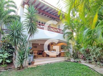 Casa · 511ha · 3 Recámaras · 4 Estacionamientos · Casa en Venta en Cancun en Residencial Isla Dorada con Jardín Privado