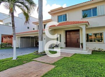 Casa · 1045ha · 4 Recámaras · 4 Estacionamientos · Casa en Venta en Cancun en Residencial Villa Magna con Alberca y Jardin