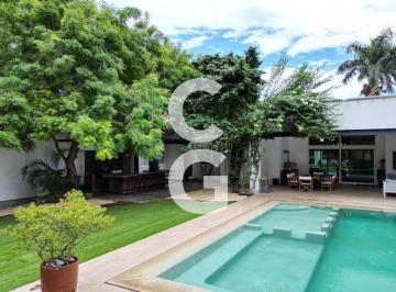 Casa · 1356ha · 4 Recámaras · 2 Estacionamientos · Casa en Renta y Venta en Cancún en Residencial Campestre con Alberca y Cava de Vinos