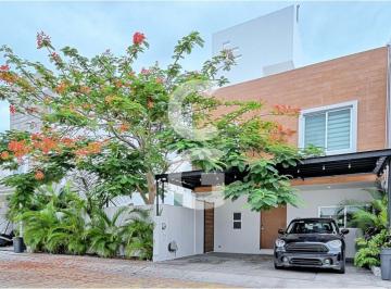 Casa · 220ha · 2 Recámaras · 2 Estacionamientos · Casa en Renta en Cancun en Residencial Arbolada con Alberca y 2 Recámaras