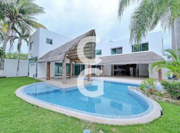 Casa · 747ha · 4 Recámaras · 3 Estacionamientos · Casa en Venta en Cancun en Residencial Las Quintas - Alamos con Alberca y Amplio Jardín