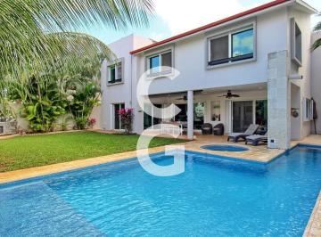 Casa · 738ha · 4 Recámaras · 2 Estacionamientos · Casa en Venta en Cancun en Residencial Villa Magna con Alberca y Jardín