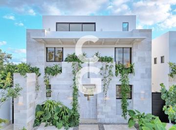 Casa · 200ha · 3 Recámaras · 2 Estacionamientos · Casa en Venta en Cancún en Residencial Losantos con 3 Recámaras y Alberca