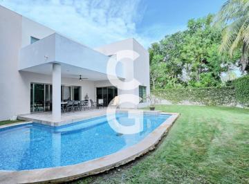 Casa · 552ha · 3 Recámaras · 3 Estacionamientos · Casa en Venta en Cancun en Residencial Villa Magna con Amplio Jardín y Alberca