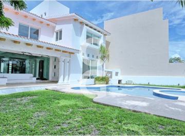 Casa · 500ha · 3 Recámaras · 4 Estacionamientos · Casa en Venta en Cancún en Residencial Isla Dorada a Pie de Canal