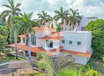 Casa · 1450ha · 4 Recámaras · 9 Estacionamientos · Casa en Venta en Cancún en Sm 11 con Amplio Jardín y Alberca 1450 m² de Terreno