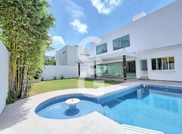 Casa · 530ha · 4 Recámaras · 4 Estacionamientos · Casa en Venta en Cancún en Residencial Villa Magna con Alberca y Jardín