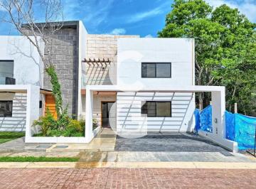Casa · 160ha · 4 Recámaras · 2 Estacionamientos · Casa en Venta en Cancún en Residencial Rio con 4 Recámaras y Alberca