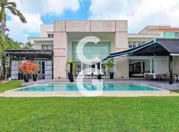Casa · 800ha · 4 Recámaras · 6 Estacionamientos · Casa en Venta en Cancún en Residencial Isla Dorada Frente a La Laguna con Muelle