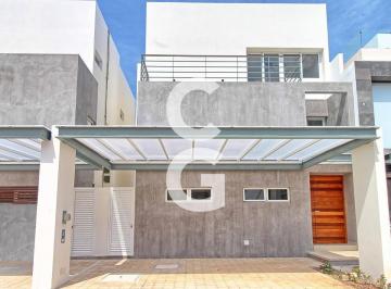 Casa · 160ha · 3 Recámaras · 2 Estacionamientos · Casa en Venta en Cancun en Residencial Rio con Amplio Jardín y Alberca