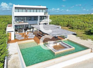 Casa · 821ha · 7 Recámaras · 3 Estacionamientos · Casa en Venta en Puerto Morelos en Bahía Petempich Frente Al Mar con 7 Rec