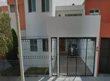 Casa de 4 habitaciones, Zapopan · Casa con 4 Recámaras de 270 m² Terreno en Venta en La Calma