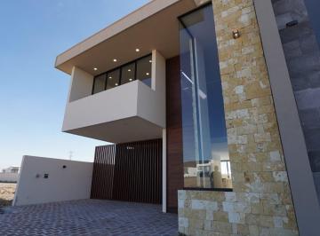 Casa · 300m² · 3 Recámaras · 3 Estacionamientos · Casa en Fraccionamiento La Valenciana