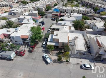 Casa · 254m² · 3 Recámaras · 2 Estacionamientos · Casa en Venta en Pradera Dorada en Esquina
