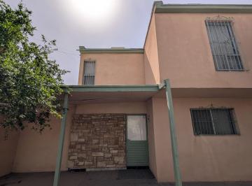 Casa · 254m² · 3 Recámaras · 2 Estacionamientos · Casa en Venta en Pradera Dorada en Esquina