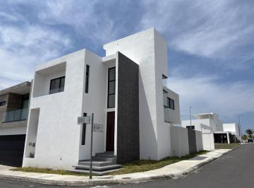 Casa · 195m² · 4 Recámaras · 2 Estacionamientos · Lomas de La Rioja, Casa en Venta en Esquina con Recamara en Pb