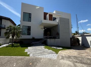 Casa · 1450m² · 4 Recámaras · Casa en Venta en Canales