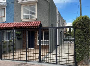 Casa de 3 habitaciones, San Pedro Tlaquepaque · Casa en Cerro del Tesoro Dentro de Coto Privado, con Espacios Amplios y Cochera Para 4 Autos