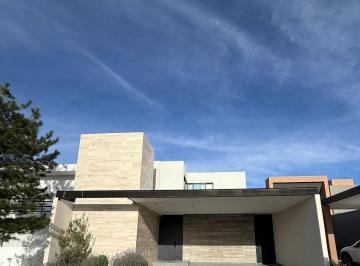 Casa · 360m² · 3 Recámaras · 2 Estacionamientos · Casa en Venta en La Campiña del Bosque León Guanajuato