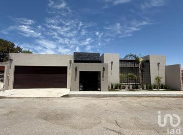 Casa · 326m² · 3 Recámaras · 2 Estacionamientos · Casa en Venta, Nueva, de un Piso, con Alberca, Totalmente Equipada en Prados del Campestre Cd Juarez