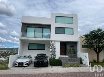 Casa · 587m² · 4 Recámaras · 2 Estacionamientos · Cumbres del Lago Casa en Venta con Alberca