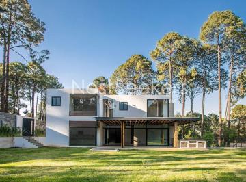Casa en condominio de 4 habitaciones, Valle de Bravo · Casa en Condominio en Venta en Avándaro