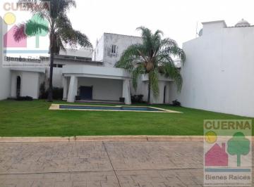 Casa en condominio · 310m² · 4 Recámaras · 3 Estacionamientos · Casa en Renta con Recámara en Planta Baja en La Zona Dorada de Cuernavaca