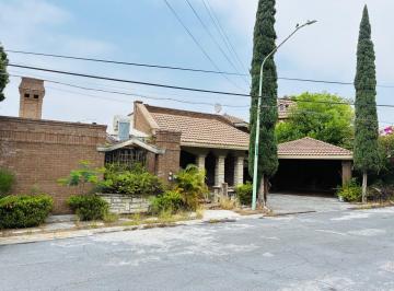 Casa de 6 habitaciones, Guadalupe · Casa en Calle Privada en Contry La Silla a Las Faldas del Cerro de La Silla
