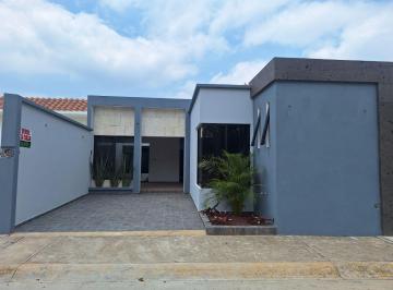 Casa de 3 habitaciones, Coatepec · Nueva 3 Recamaras Una Planta Fracc. Vigilancia. Salidas Rapidas a Centro y Xalapa.