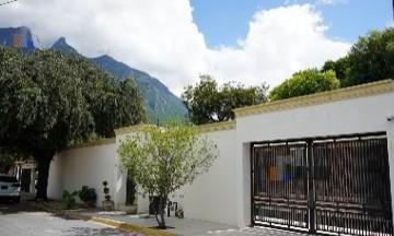Casa · 390m² · 3 Recámaras · 4 Estacionamientos · Casa en Venta en Contry, Monterrey