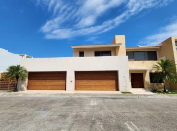 Casa · 433m² · 3 Recámaras · 5 Estacionamientos · Las Palmas, Casa en Venta de 3 Recámaras, Estudio y Amplio Jardín con Alberca