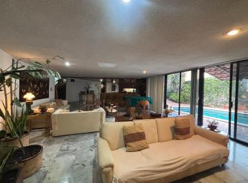 Casa · 637m² · 3 Recámaras · 3 Estacionamientos · Costa de Oro, Casa en Venta de 3 Recámaras y Alberca