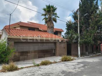 Casa · 400m² · 4 Recámaras · 3 Estacionamientos · Casa en Venta en Col. Parques de La Cañada en Saltillo Coahuila