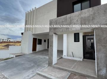 Casa · 432m² · 4 Recámaras · 2 Estacionamientos · Casa en Venta Fracc. Altozano $11,600,000.