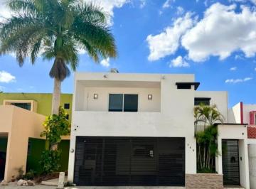Casa · 246m² · 3 Recámaras · 2 Estacionamientos · Casa Equipada en Venta 3 Recamaras, en Privada Dentro de La Ciudad, Xcumpich, Merida