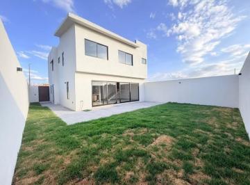 Casa de 4 habitaciones, Corregidora · Casa en Renta en Vela Sur con Cuarto de Servicio y Estudio