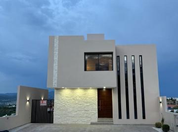 Casa · 300m² · 4 Recámaras · 4 Estacionamientos · Casa - Fraccionamiento Zanda