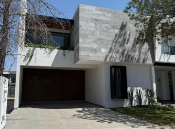 Casa · 375m² · 4 Recámaras · 3 Estacionamientos · Casa en Venta en La Campiña del Bosque León Guanajuato