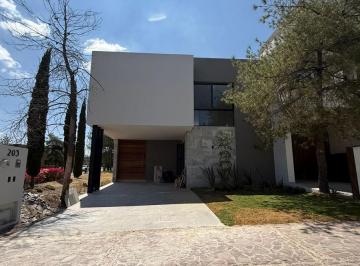 Casa · 395m² · 4 Recámaras · 2 Estacionamientos · Casa en Venta en La Campiña del Bosque León Guanajuato