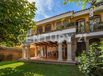 Casa · 371m² · 4 Recámaras · 4 Estacionamientos · Casa en Venta en Virreyes, Zapopa