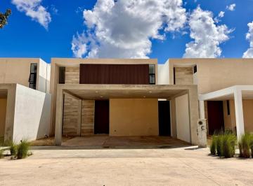 Casa en condominio · 316m² · 4 Recámaras · 3 Estacionamientos · Ultima Casa en Venta 4 Recamaras Alberca y Jardin en Privada Adana con Amenidades en Xcanatun Merida