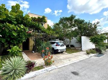 Casa · 169m² · 4 Recámaras · 4 Estacionamientos · Casa Equipada Venta Esquina Terreno Excedente 4 Recamaras Gran Santa Fe Merida