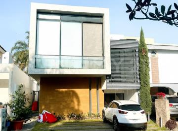 Casa en condominio · 250m² · 4 Recámaras · 2 Estacionamientos · Casa en Venta Nueva Galicia